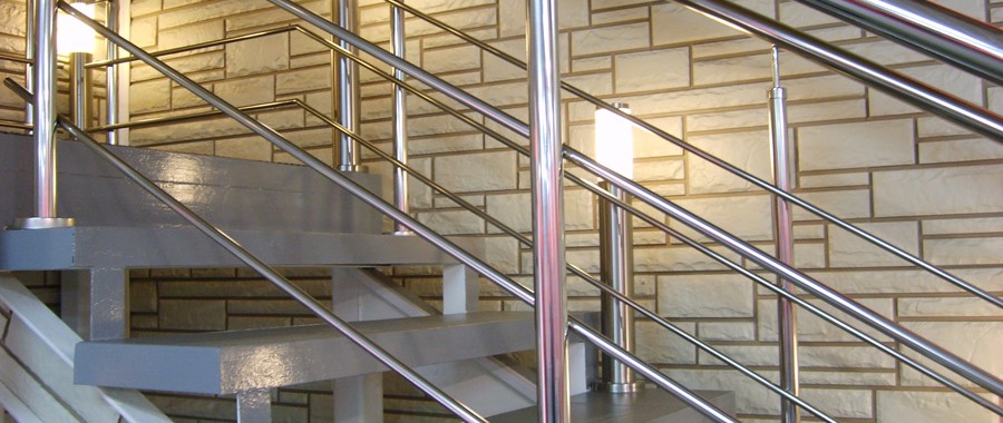 Перила к лестницам в кафе